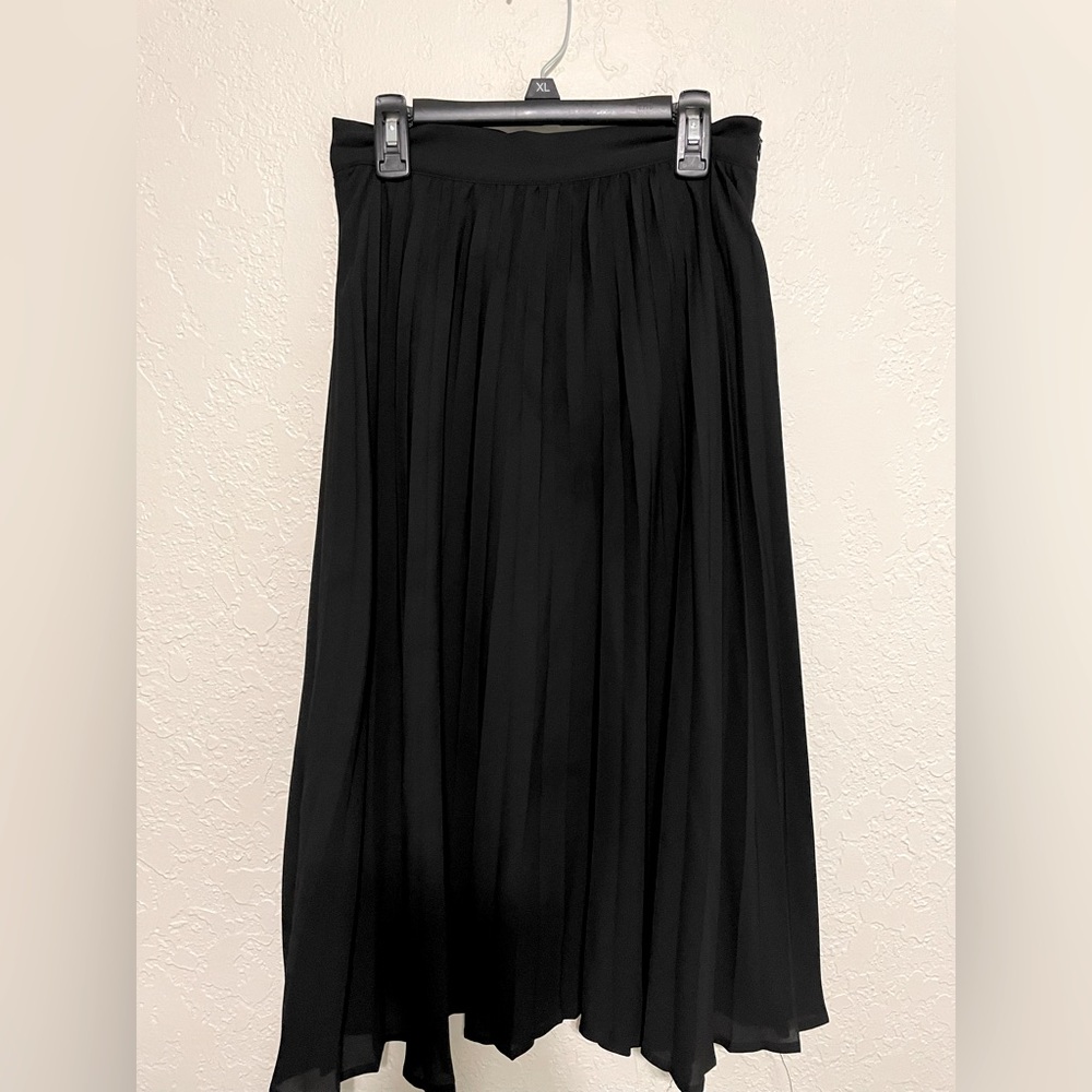 Mid black skirt